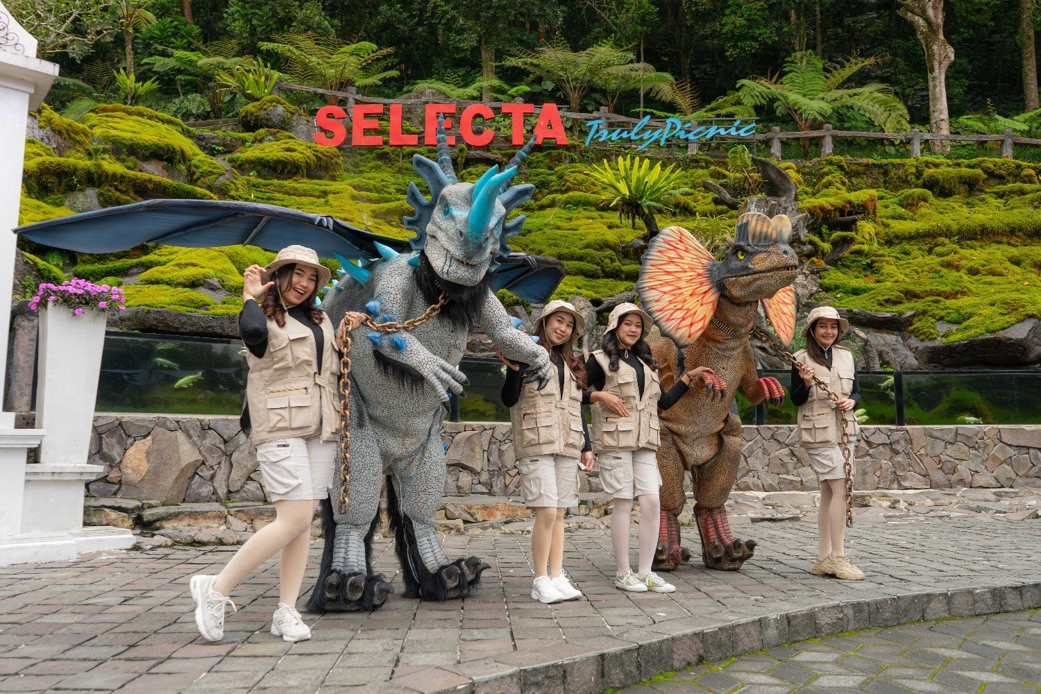 Serunya Berpetualang & Foto Bareng Maskot Dinosaurus di Taman Rekreasi Selecta!